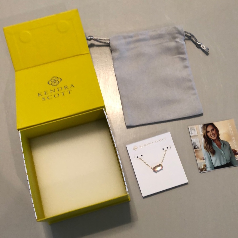 Kendra Scott necklace